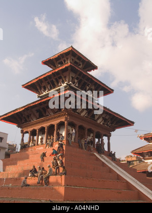 KATHMANDU-NEPAL-Asien November 16thc Narayan Sattal am Durbar Square ein zwei stockwerkartig Gemeindehaus ist Stockfoto