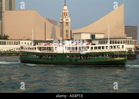 dh Star Ferry Terminal TSIM SHA TSUI HONG KONG Solar Star Ferry KCR viktorianischer Uhrenturm und Hafen des HK Cultural Center Stockfoto