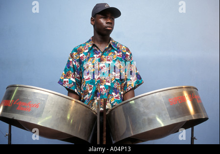 Mann spielt Stahlfässer vor der jährliche Karneval von Notting Hill. Stockfoto