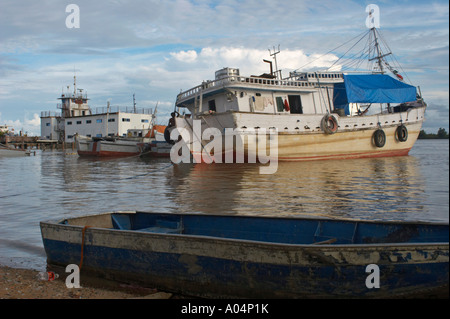 Hölzerne Boote vertäut am Surinam-Fluss in der Nähe von der Waterkant in der Hauptstadt von Paramaribo. Stockfoto