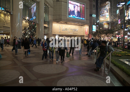 Dh Time Square Lane Crawford CAUSEWAY BAY HONG KONG Massen auf Nacht Käufer große Werbefenster plaza Fußgängerzone mal hk Stockfoto