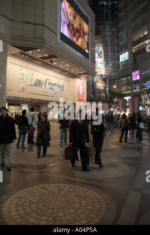 Dh Time Square CAUSEWAY BAY HONG KONG Lane Crawford store Massen auf Nacht Käufer downtown Leute treiben Stockfoto