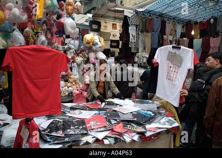 dh Tung Choi Street MONG KOK HONG KONG Frau verkaufen t-Shirts Ladies Market zu kleiden, Stände und Massen Stockfoto
