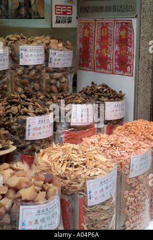 dh des Voeux Road West SHEUNG WAN HONGKONG Fook Im Shing Ho-Lebensmittelgeschäft für getrocknete Fische werden konservierte trockene Meeresfrüchte ausgestellt Speichern Stockfoto