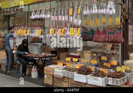 dh des Voeux Road West SHEUNG WAN HONGKONG Chinesisch Konserved Meat Shop Street Stall getrocknetes Fleisch Marktverkäufer asien Vorbereitung außerhalb des trockenen Lebensmittellauers Stockfoto