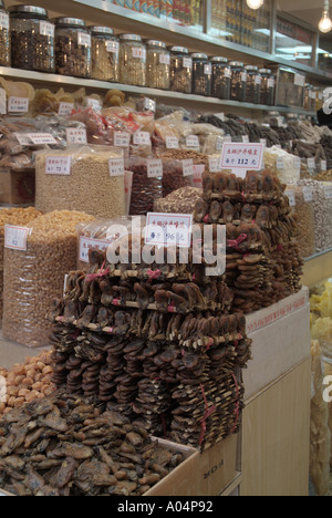 dh des Voeux Road West SHEUNG WAN HONGKONG Dry Kräutermedizin Shop chinesisch traditionell china alte Lebensmittel getrockneten Fisch Anzeigen von Geschäften für Remedy Stockfoto