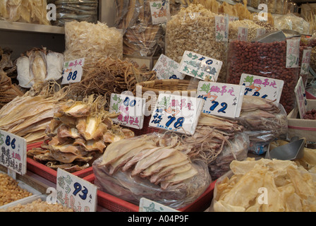 dh des Voeux Road West SHEUNG WAN HONGKONG Chinesisches Lebensmittelgeschäft Preisschild anzeigen Laden mit trockenem geräuchertem Fisch traditioneller gesalzener getrockneter Fisch china Stockfoto