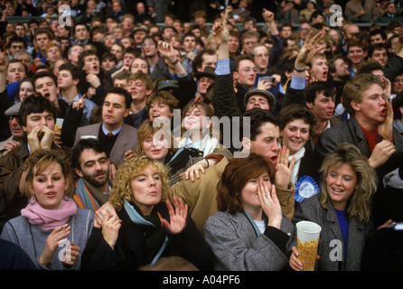 University students 1980er Jahre UK Oxford / Cambridge University Varsity Rugby Union Spiel Twickenham London. Cambridge Studenten buoing 1985 HOMER SYKES Stockfoto