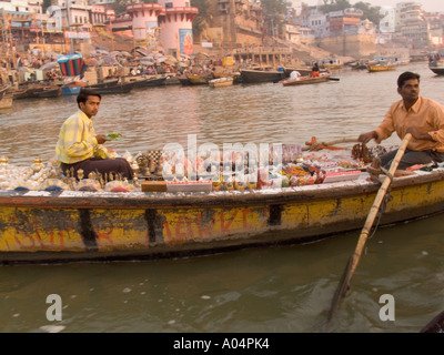 VARANASI UTTAR PRADESH Indien November Straßenhändler versuchen, Souvenirs, Reisende entlang dem Fluss Ganges zu verkaufen Stockfoto