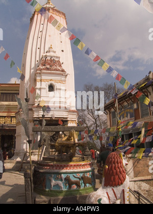 KATHMANDU NEPAL November eines Gedenk Voltives im Swayambhunath Stupa mit Gebetsfahnen und eine Statue eines Löwen Stockfoto