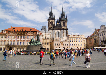 Sonniger Tag mit Massen von Touristen in der berühmten Altstadt von touristischen Stadt Prag in der Tschechischen Republik Stockfoto