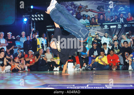 Guy Breakdanicing bei den Weltmeisterschaften in Brixton Academy in London B Boy Stockfoto