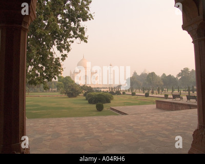 AGRA UTTAR PRADESH Indien November Blick durch einen Bogen auf das Eingangstor zum Taj Mahal bei Sonnenaufgang Stockfoto