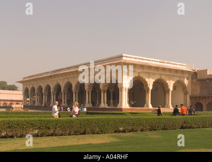 AGRA UTTAR PRADESH Indien November Säulen Diwan ich bin Hall der Öffentlichkeit in das Rote Fort von Shah Jahan erbaut Stockfoto