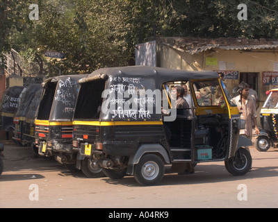 JHANSI MADHYA PRADESH Indien November drei Rad-Auto-Rikschas Line-up an Jhansi station Stockfoto