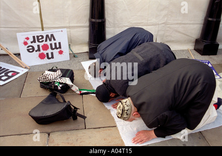 Muslime beten in Trafalgar Square während einer Demonstration gegen den Irak-Krieg. Stockfoto