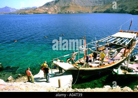 Oman Musandam. Dau die Touristen von Khasab in die Fjorde, wo sie Sightseeing, Schwimmen und Tauchen Stockfoto