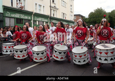 Prozession in Notting Hill Gate Westindischen Karneval und Festival in den Straßen von London statt. Stockfoto