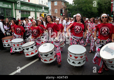 Prozession in Notting Hill Gate Westindischen Karneval und Festival in den Straßen von London statt. Stockfoto