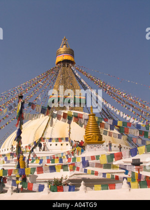 KATHMANDU NEPAL Asien November Swayambhunath buddhistische Stupa mit bunten Gebetsfahnen bedeckt Stockfoto