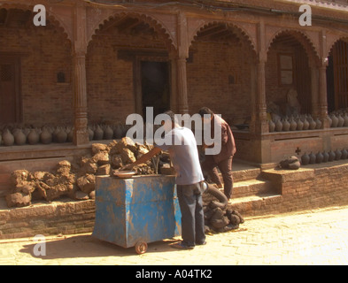 BHAKTAPUR NEPAL November A paar Männer produzieren den Ton zu den Töpfen an Besucher in Potters Square verkauft Stockfoto