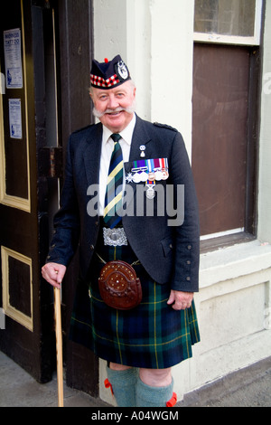 Mann im traditionellen Kilt Wolle Outfit bei den Highland Tattoo-Games in malerischen Stadt Inverness Schottland Highlands Haus der th Stockfoto