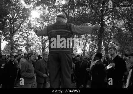 Heckansicht des evangelischen christlichen Prediger mit Armen ausgestreckt Adressierung einer Menschenmenge auf der Speakers Corner, London, England Stockfoto