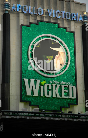 Werbung für das musical Wicked auf der Vorderseite des Apollo Victoria Theatre London Stockfoto