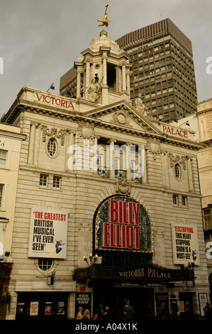 Blick auf das Victoria Palace Theatre London Stockfoto