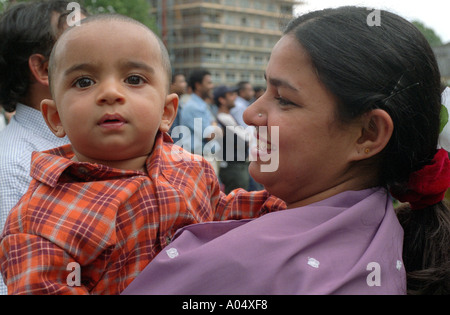 Mutter Holding Sohn in Bangladesch-Festival in der Nähe von East London Ziegelstein-Weg. Stockfoto