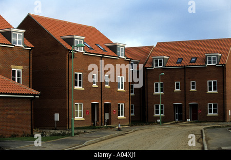 Häuser im Bau auf der braunen Wiese, Kesgrave in der Nähe von Ipswich, Suffolk, UK. Stockfoto