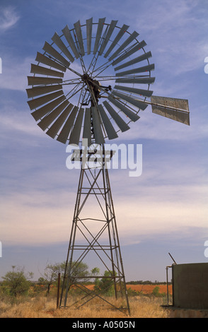 Eine Wasser-Pumpe-Windmühle auf einer verlassenen Station im Outback Australien Stockfoto