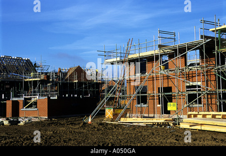 Häuser im Bau auf der braunen Wiese bei Kesgrave in der Nähe von Ipswich, Suffolk, UK. Stockfoto