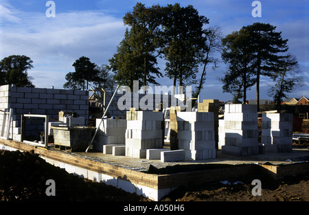 Häuser im Bau auf einer Neubausiedlung, Kesgrave in der Nähe von Ipswich in Suffolk, England. Stockfoto