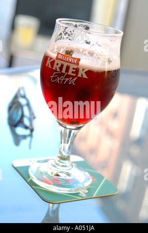 Bellevue Kriek belgisches Bier auf einem Glastisch mit ein paar Sonnenbrillen, Hasselt, Belgien Stockfoto