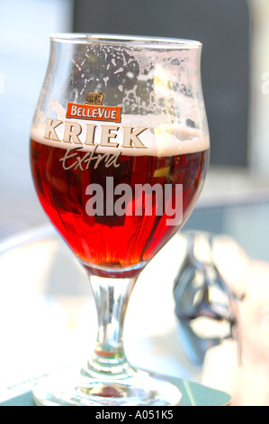 Bellevue Kriek belgisches Bier auf einem Glastisch mit ein paar Sonnenbrillen, Hasselt, Belgien Stockfoto