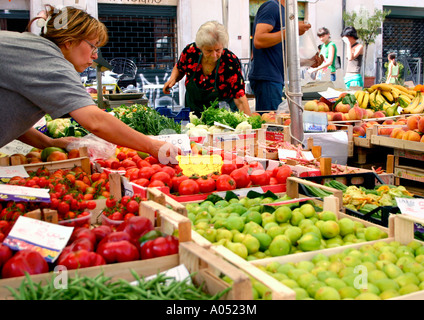 Frauen die Wahl von Obst und Gemüse auf dem Campo dei Flori Markt, Rom, Italien Stockfoto