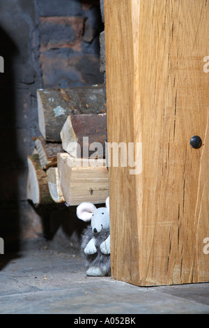 Maus in den Holzhaufen Stockfoto