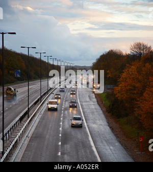 Autobahn Verkehr Regen und Dämmerung M4 Stockfoto