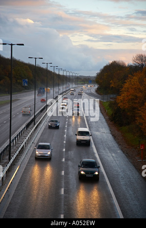 Autobahn Verkehr Regen und Dämmerung M4 Stockfoto