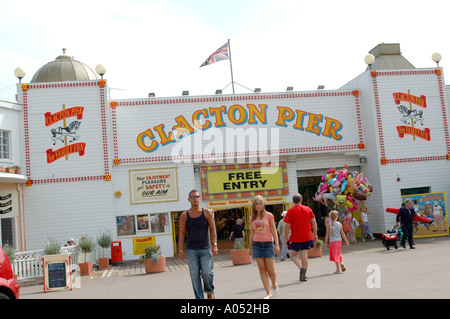 Blick auf den Eingang zu Clacton Pier, Clacton-on-Sea, Essex, England, UK Stockfoto