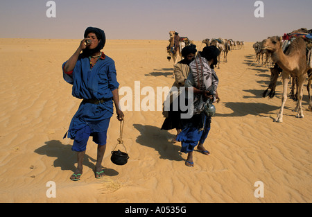 Tuareg Salz Wohnwagen in großen Sahara Wüste Reise von Taodeni nach Timbuktu Mali. . Stockfoto