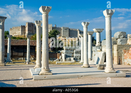 Spirale kannelierten ionische Säulen flankieren das Grab des Heiligen Johannes, St Johns Basilika, Selcuk, Türkei, Nahost. DSC 6866 Stockfoto