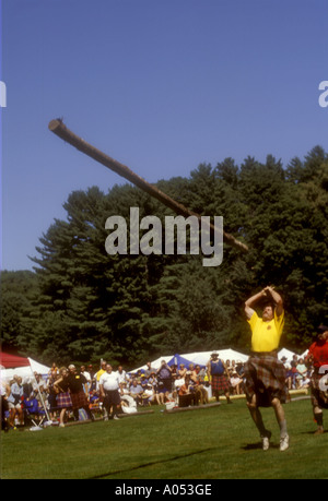 Ein Konkurrent in der schottischen Games wirft Caber in Quechee, Vermont. Stockfoto