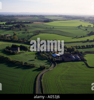 Englisches Dorf unter den grünen Feldern Luftbild Stockfoto
