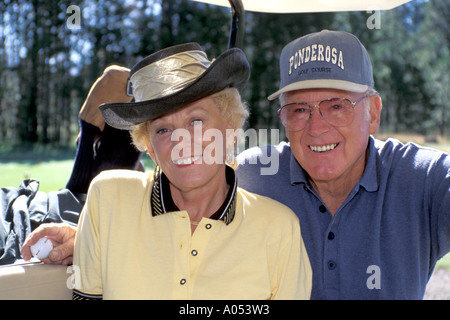 aktive Senioren, spielen Golf und Ruhestand und Romantik zu genießen Stockfoto