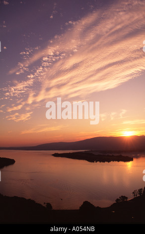 Loch Lomond. Blick auf den Sonnenuntergang vom Conic Hill in der Nähe von Balmaha, Stirling, Schottland, UK Stockfoto