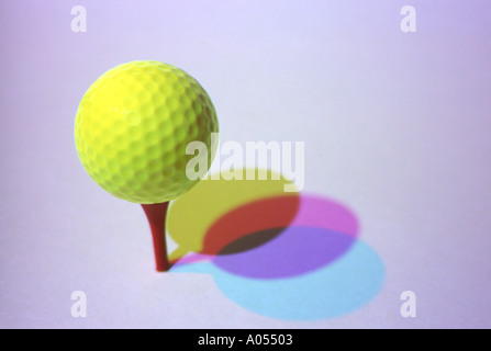 Gelben Golf Ball auf rot Tee Gießen bunte Schatten auf Hintergrund hautnah Stockfoto