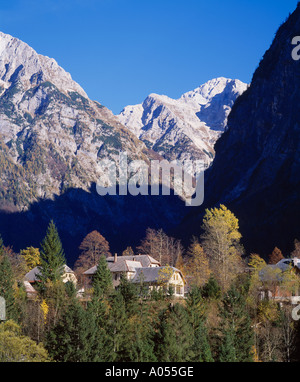 Triglav der Julischen Alpen gesehen aus dem Dorf Trenta im Soca-Tal, Gorenjska, Slowenien Stockfoto