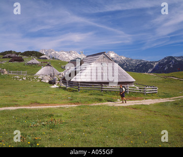 Hölzerne Hirte Häuser auf Velika Planina, in der Nähe von Kamnik, Gorenjska, Slowenien Stockfoto